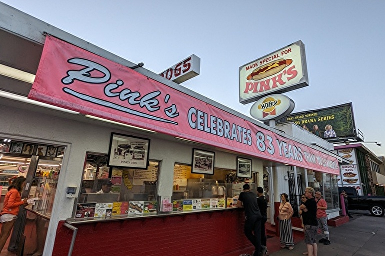 ロサンゼルスの老舗ホットドッグスタンド ”ピンクス / PINKS”